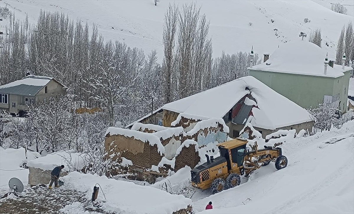 Hakkari'de, karla mücadele ekipleri, ulaşımın sağlanamadığı 168 yerleşim yerinden 137'sinin yolunu...