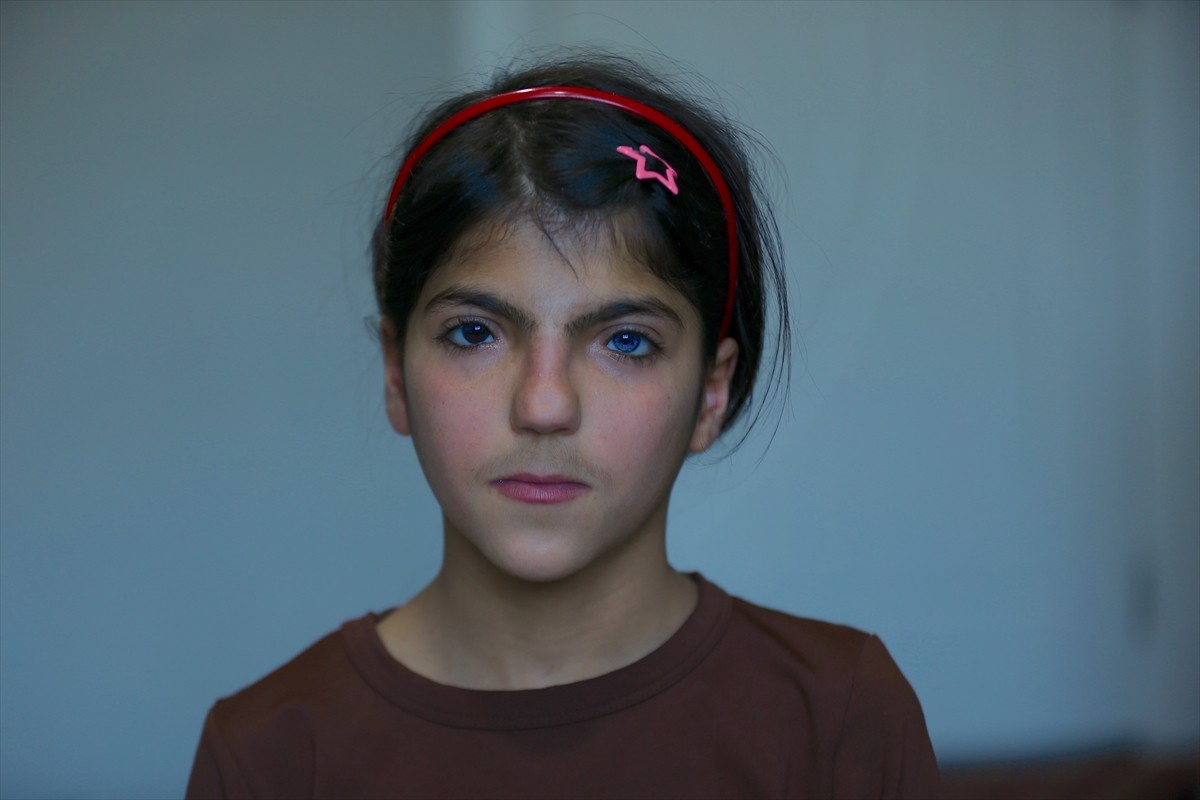 Hakkari'nin Çukurca ilçesinde biri 11, diğeri 8 yaşındaki iki kız kardeş, tıpta "heterokromi"...