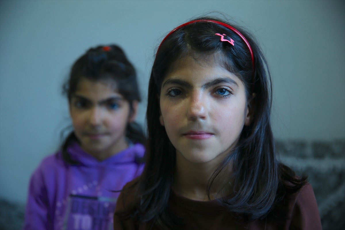 Hakkari'nin Çukurca ilçesinde biri 11, diğeri 8 yaşındaki iki kız kardeş, tıpta "heterokromi"...