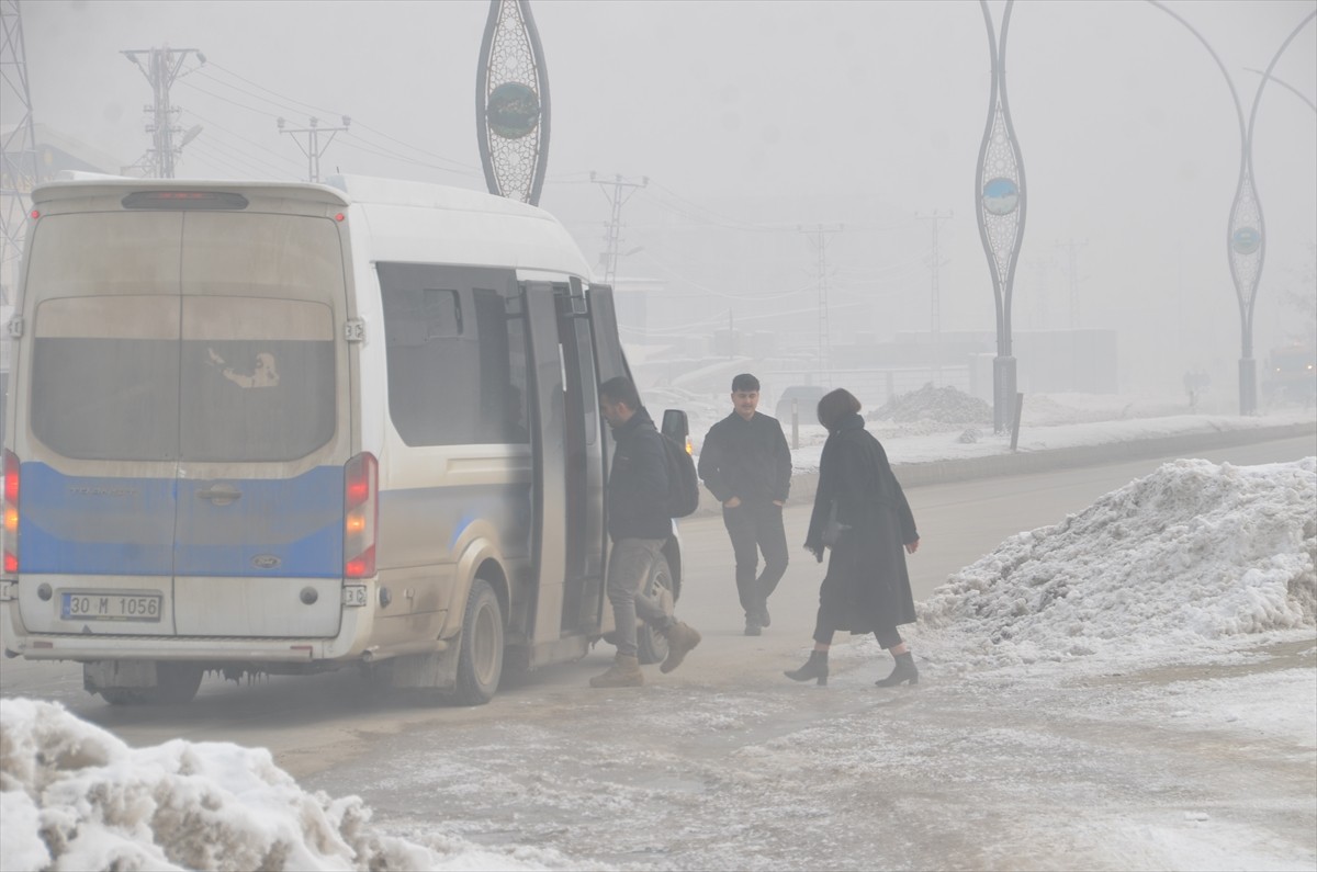 Hakkari'nin Yüksekova ilçesinde sabah etkili olan yoğun sis, görüş mesafesinin düşmesine neden...
