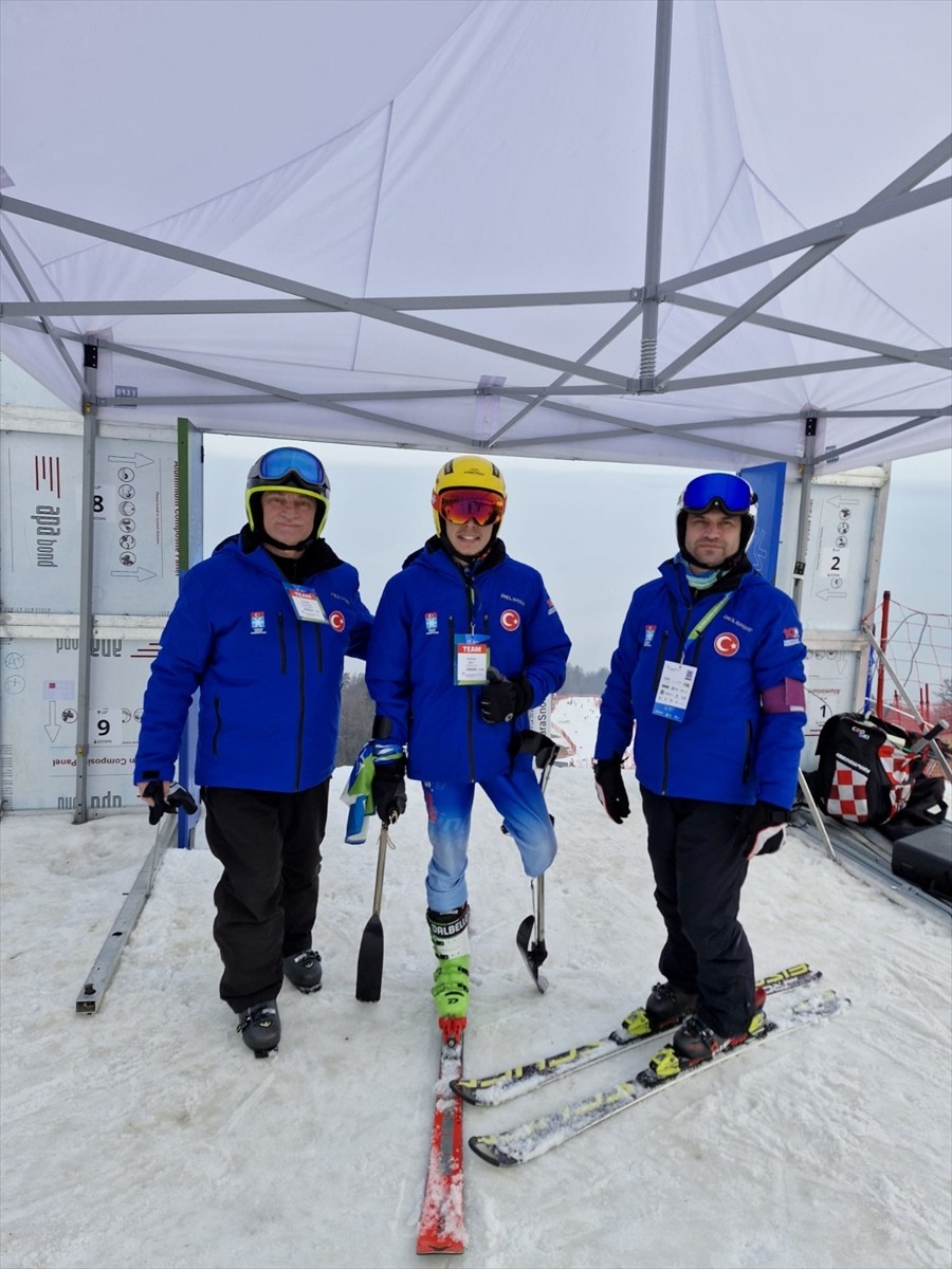 Harun Mut (ortada), Dünya Para Alp Kayak Şampiyonası'nda yarışan ilk Türk kayakçı oldu. Mut...