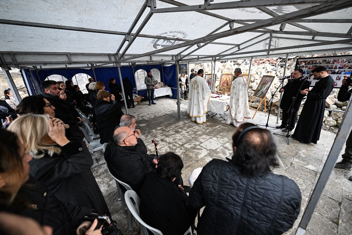 Hatay'da 6 Şubat 2023'teki depremde yıkılan Antakya Ortodoks Kilisesi'nin enkazı önünde afette...