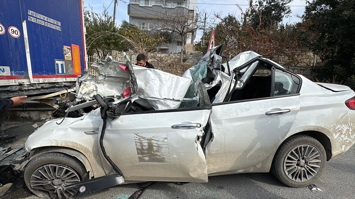 Hatay'ın Belen ilçesinde park halindeki tıra çarpan otomobilin sürücüsü hayatını kaybetti.