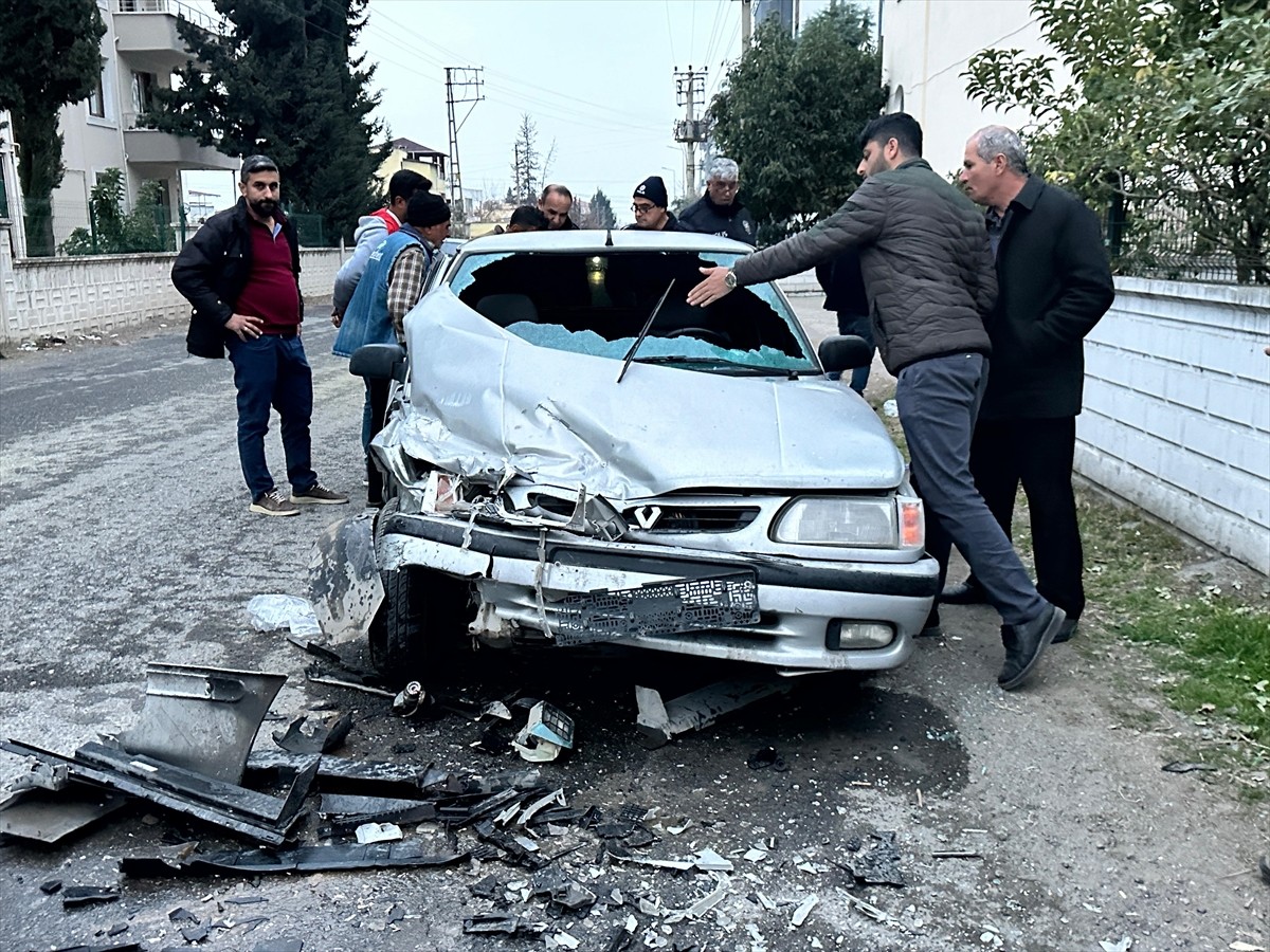  Hatay'ın Dörtyol ilçesinde iki otomobilin çarpışması sonucu 9 kişi yaralandı.