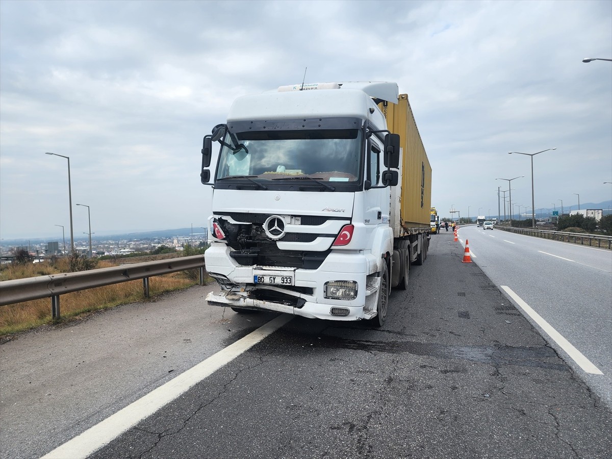 Hatay'ın Dörtyol ilçesinde, tırla otomobilin çarpışması sonucu 2 kişi öldü, 1 kişi...
