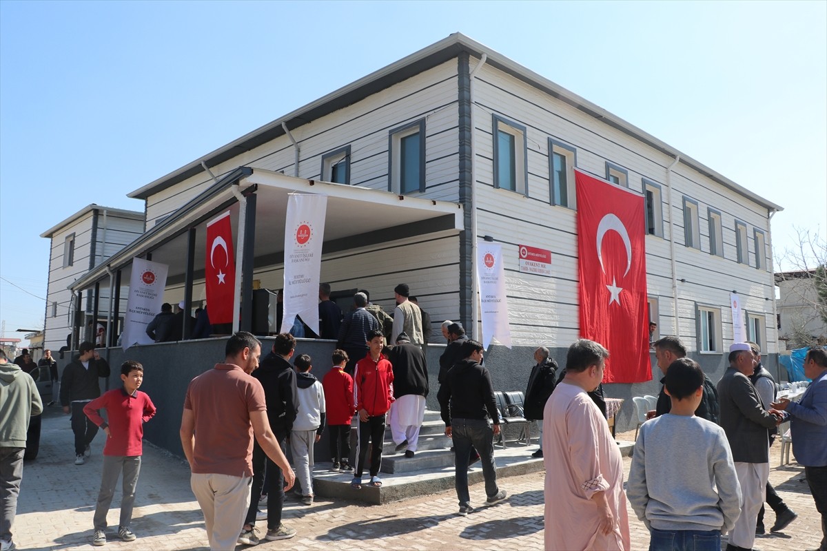 Hatay'ın merkez Antakya ilçesinde, 6 Şubat 2023'teki depremlerde ağır hasar alarak yıkılan caminin...