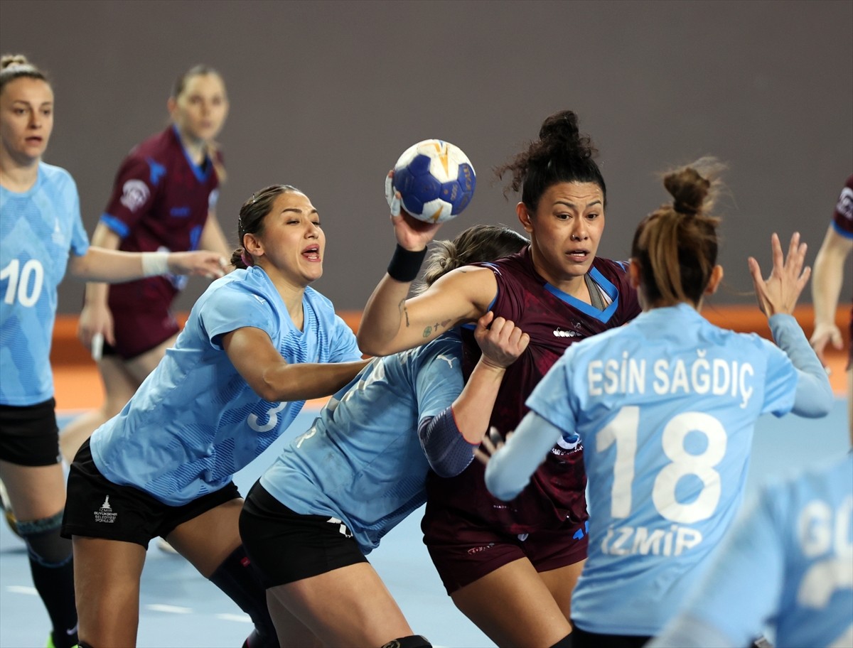 Hentbol Kadınlar Süper Lig'in 15. haftasında Ortahisar Belediyespor, İzmir Büyükşehir Belediyespor...