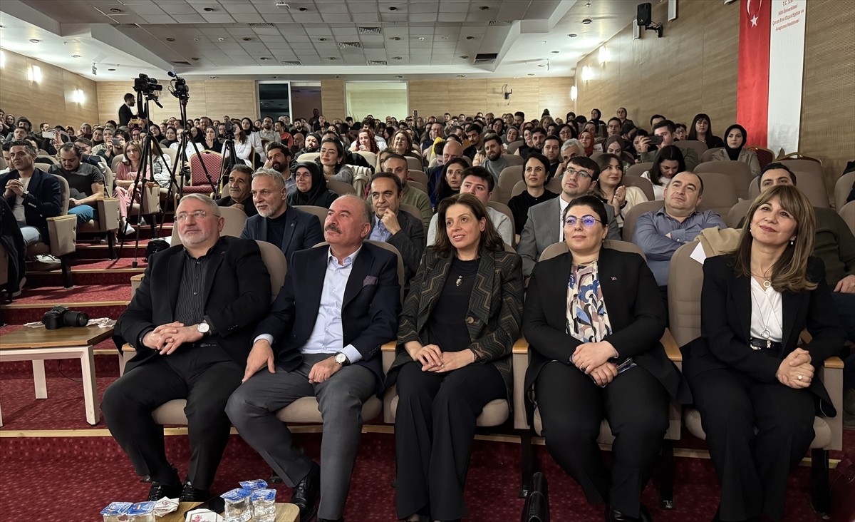 Hitit Üniversitesince düzenlenen "Erol Olçok Kültür Akşamları" etkinliğinde protokol üyeleri şiir...