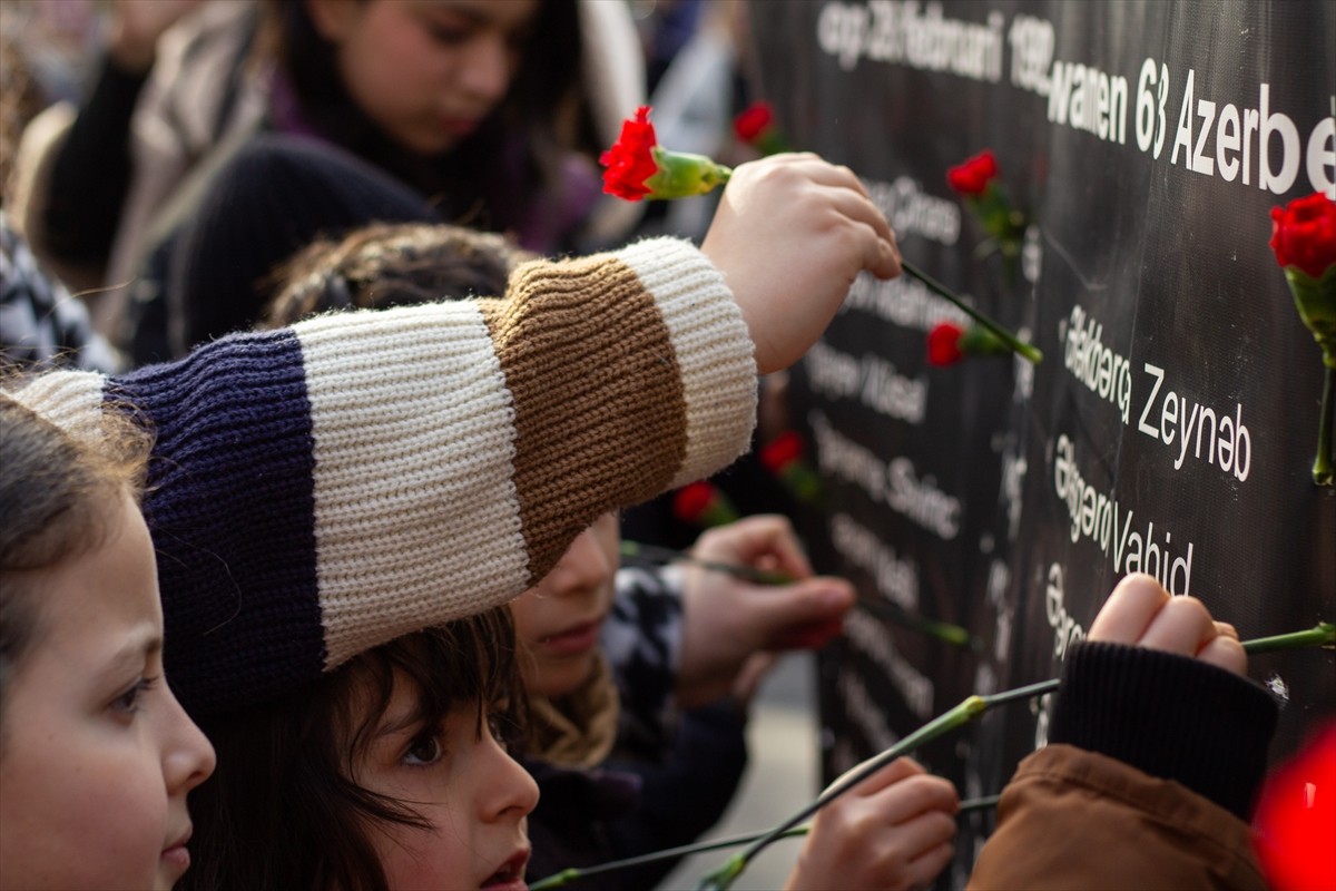Hollanda'da, Ermeni güçlerinin 26 Şubat 1992'de Hocalı'da yaptığı katliamın kurbanları anıldı....
