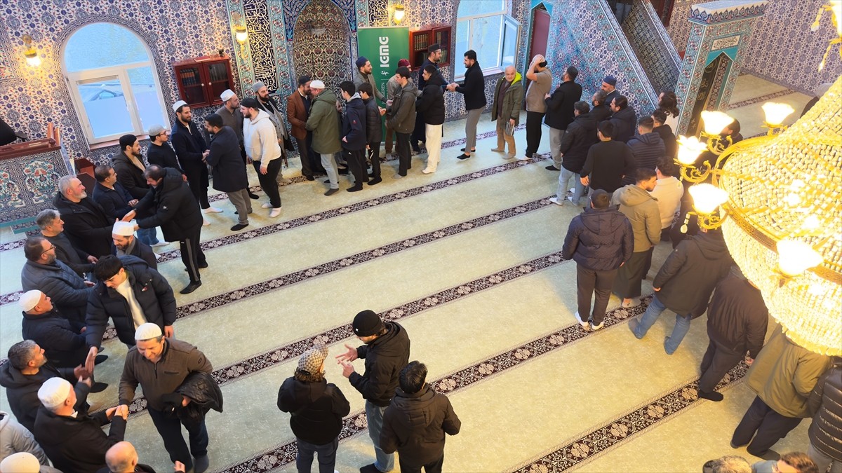 Hollanda'da yaklaşık 850 genç, Schiedam kentindeki Milli Görüş Teşkilatlarına bağlı Yıldız İslam...