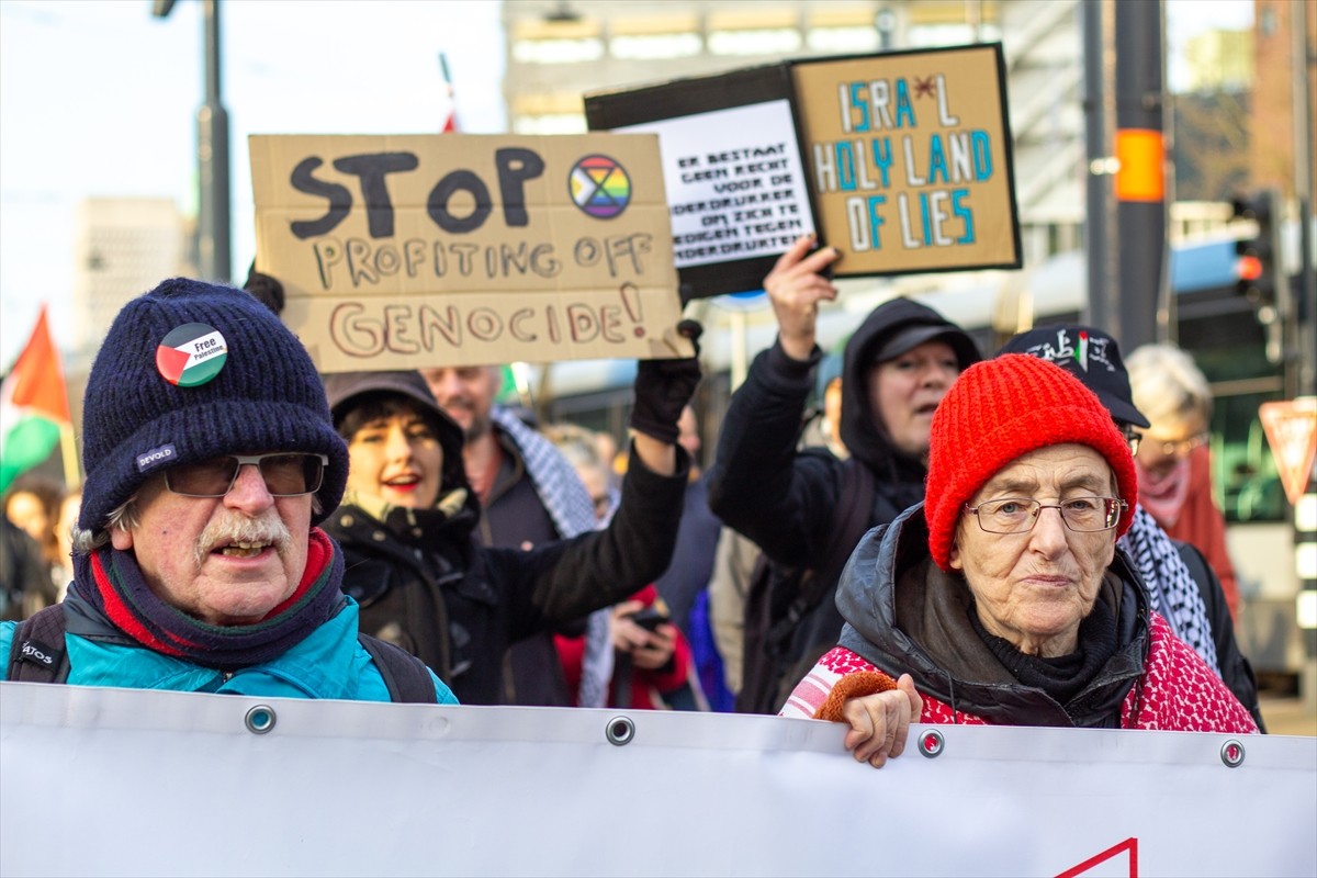 Hollanda'nın Rotterdam kentinde yüzlerce kişinin katılımıyla Filistin'e destek gösterisi yapıldı....