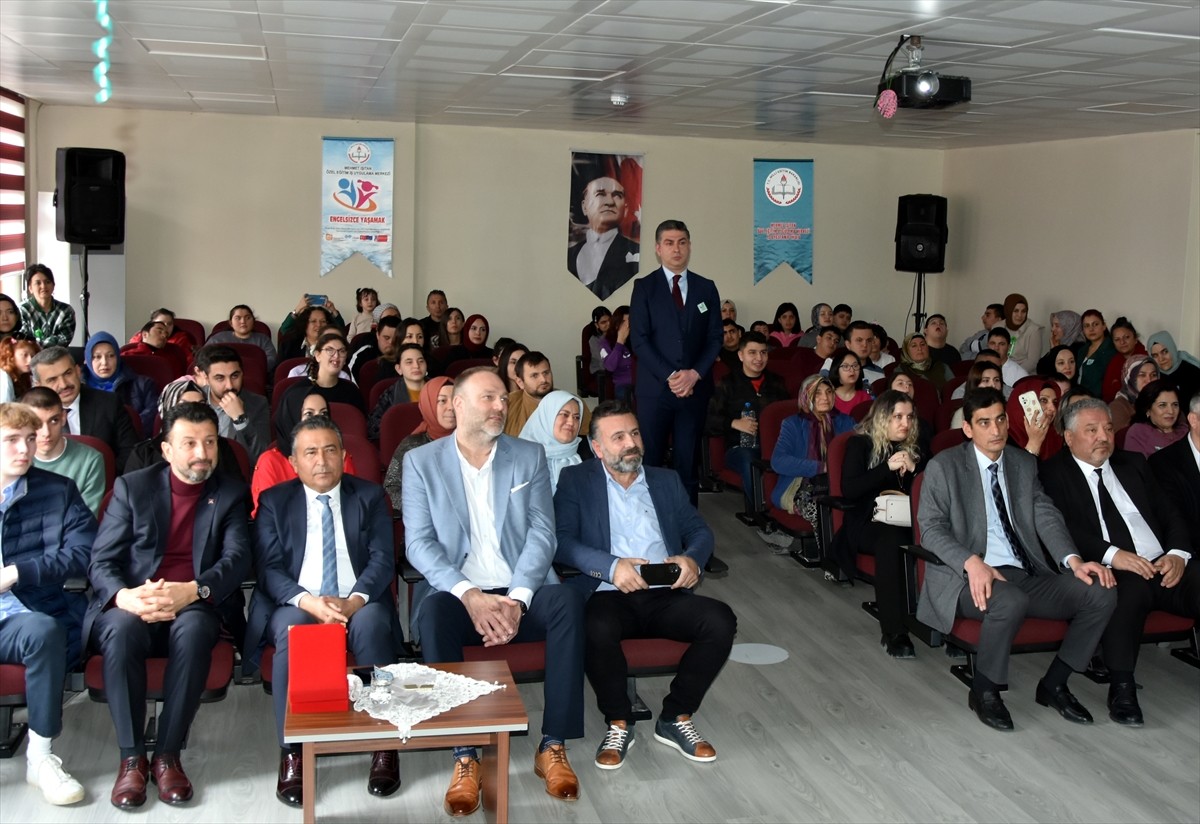 Hollandalı iş insanı Ron Gezelle, sosyal sorumluluk projesi kapsamında Kırıkkale'de yaşayan 6...