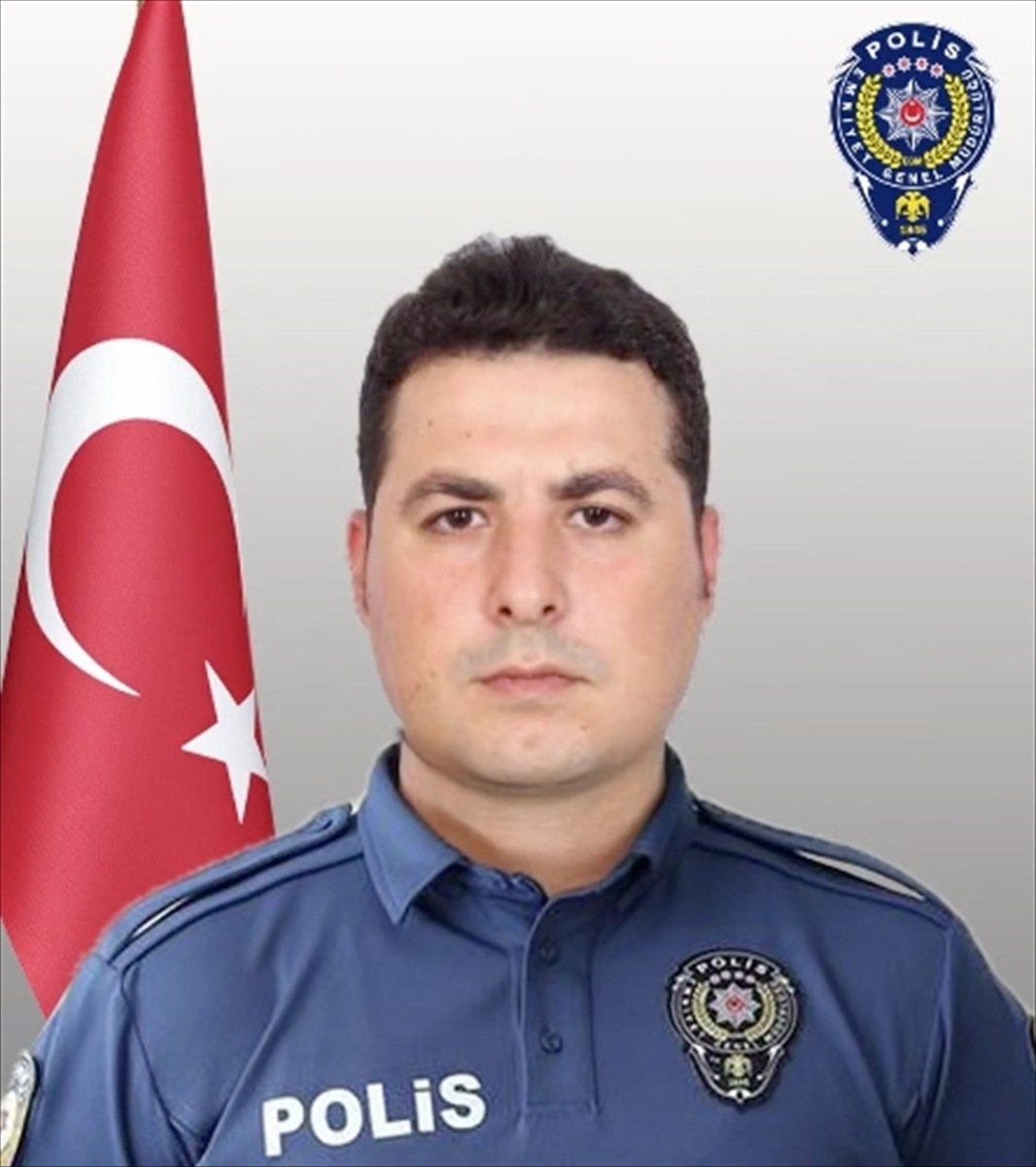 İçişleri Bakanı Ali Yerlikaya, Konya'da görevi başında geçirdiği trafik kazası sonucu şehit olan...