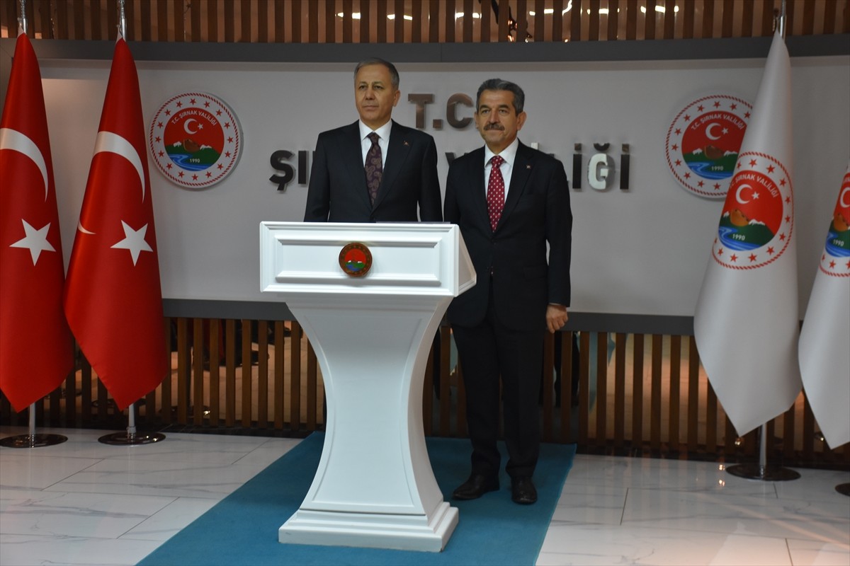 İçişleri Bakanı Ali Yerlikaya,(sağda) Şırnak'taki temasları kapsamında Valiliği ziyaret etti, Vali...
