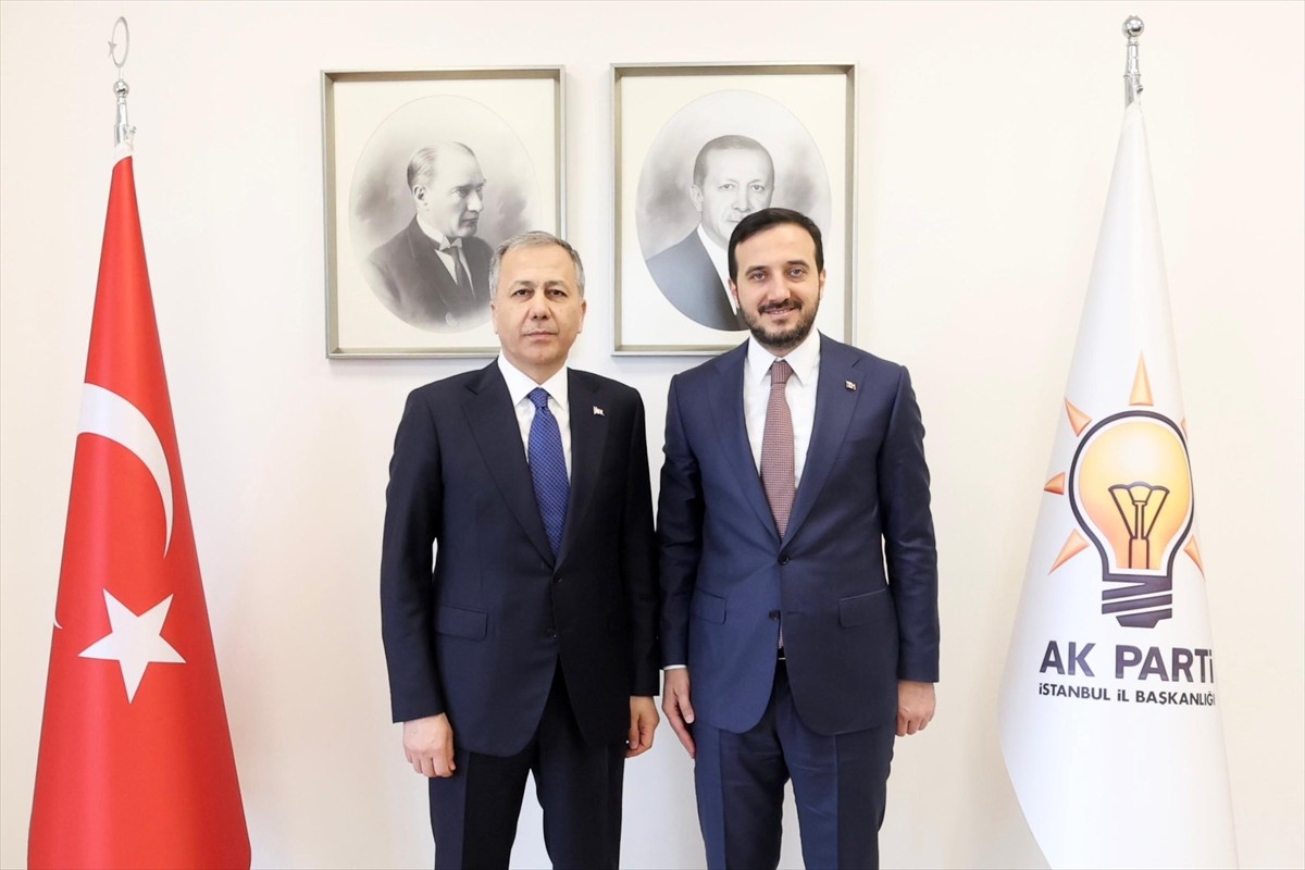 İçişleri Bakanı Ali Yerlikaya (solda), AK Parti İstanbul İl Başkanı Abdullah Özdemir'i (sağda)...