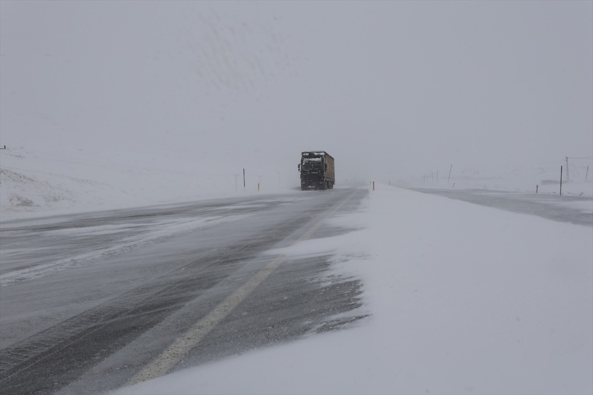 Iğdır'da aralıklarla etkili olan kar, bazı bölgelerde ulaşımda aksamalara neden oldu. Pamuk...