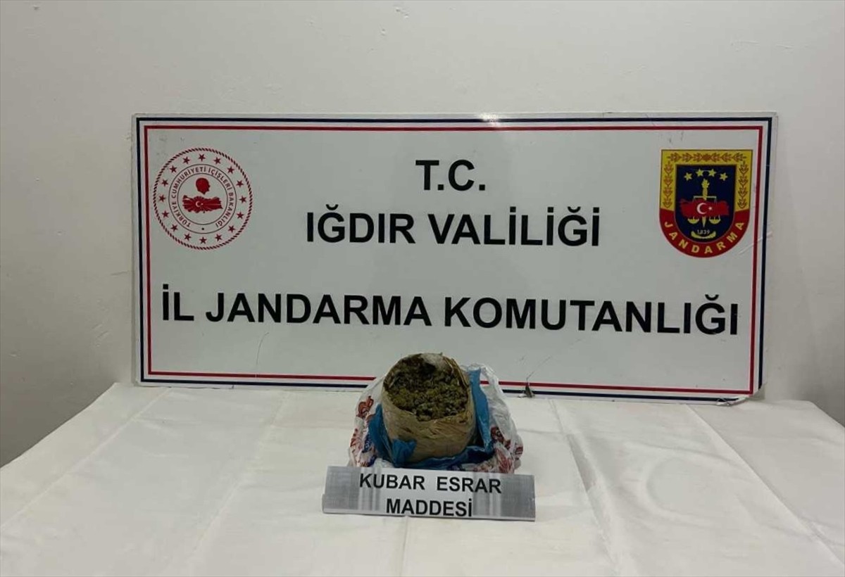 Iğdır'da bir otomobilde 1 kilogram kubar esrar ele geçirildi, araçtaki 2 şüpheli gözaltına...
