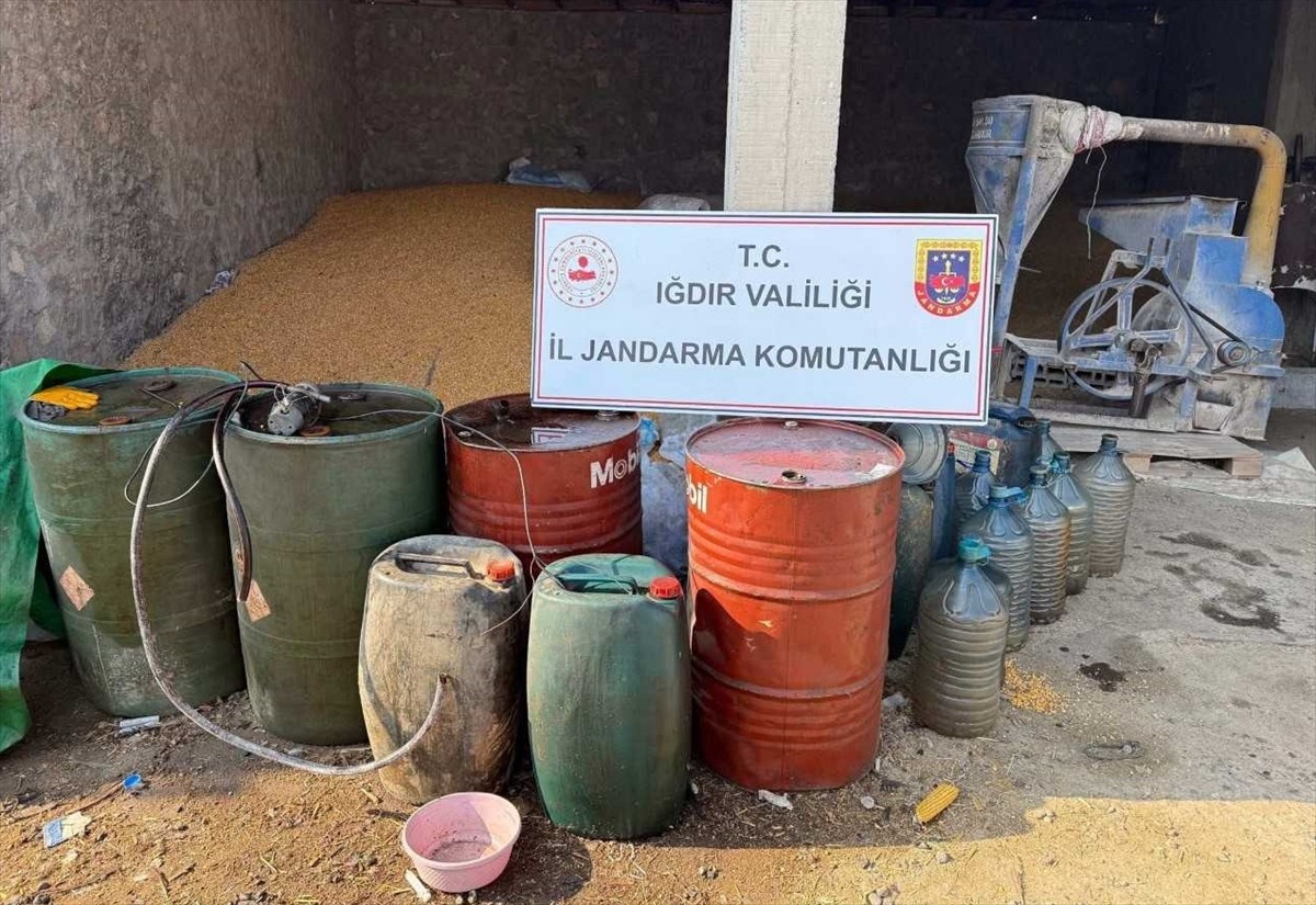 Iğdır'da, evinin odunluğunda kurduğu sistemle kaçak akaryakıt sattığı iddia edilen şüpheli...