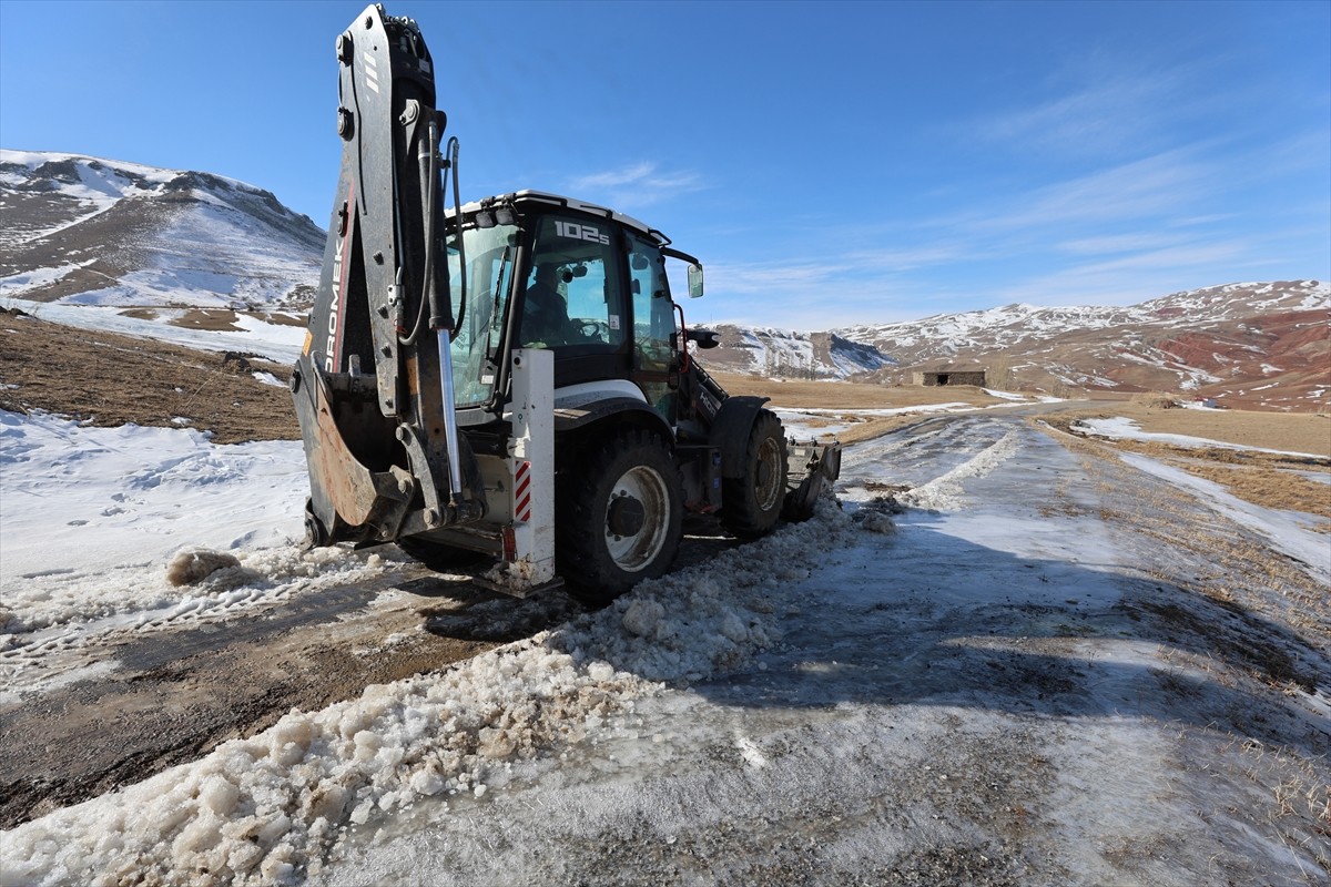 Iğdır'da olumsuz hava koşulları nedeniyle kapanan köy yollarında, İl Özel İdaresi ekiplerinin...
