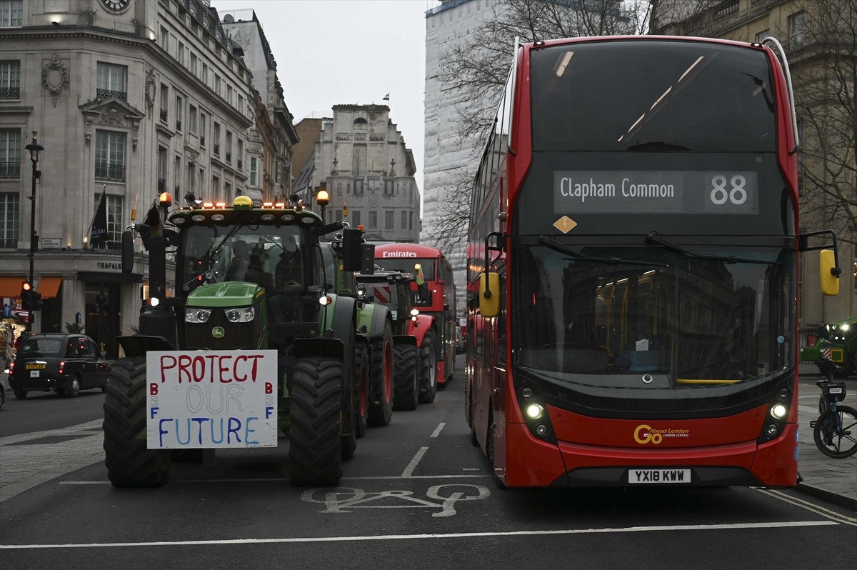 İngiltere'de hükümetin çiftçilere yönelik getirdiği veraset vergisini protesto eden çiftçiler...