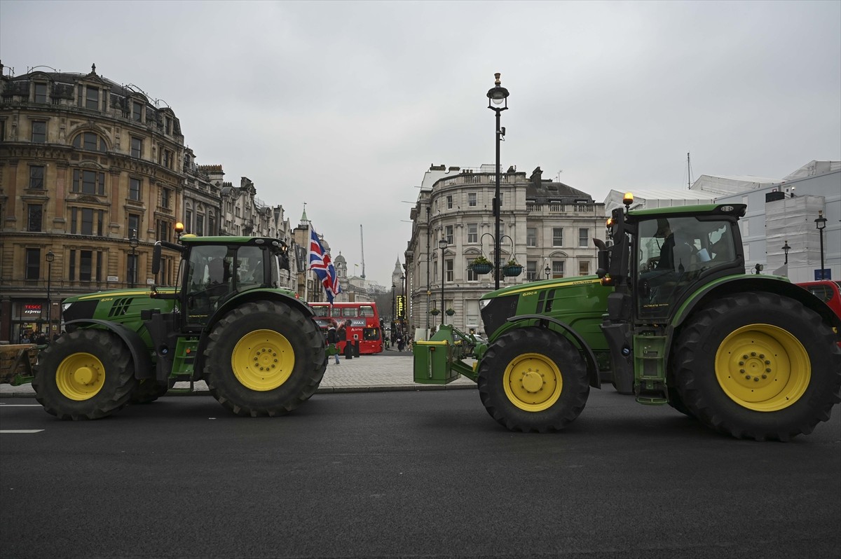 İngiltere'de hükümetin çiftçilere yönelik getirdiği veraset vergisini protesto eden çiftçiler...