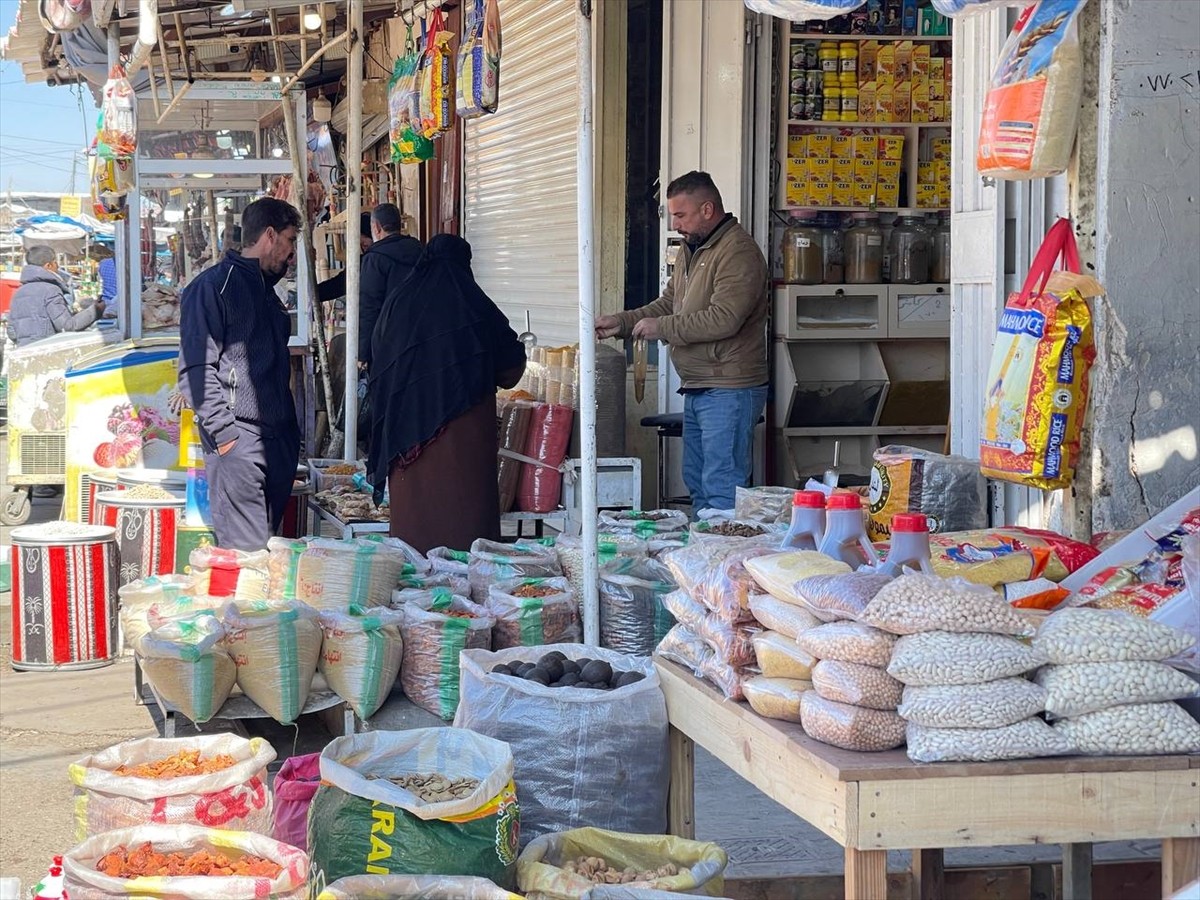 Irak'ın Kerkük kentinde ramazan hazırlıkları yapan Kerküklüler, başta hurma olmak üzere iftar ve...