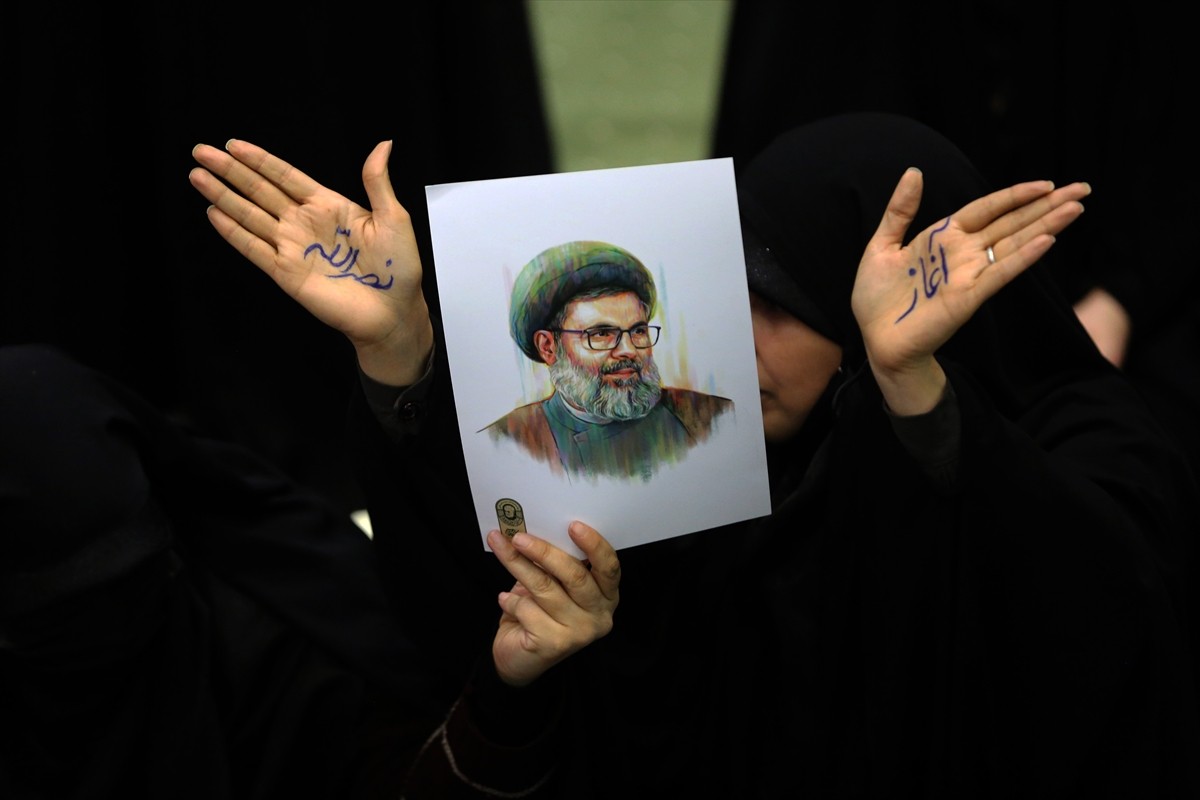 İran'ın başkenti Tahran'daki Büyük Musalla Camisi'nde, geçen yıl İsrail'in Beyrut'a saldırılarında...