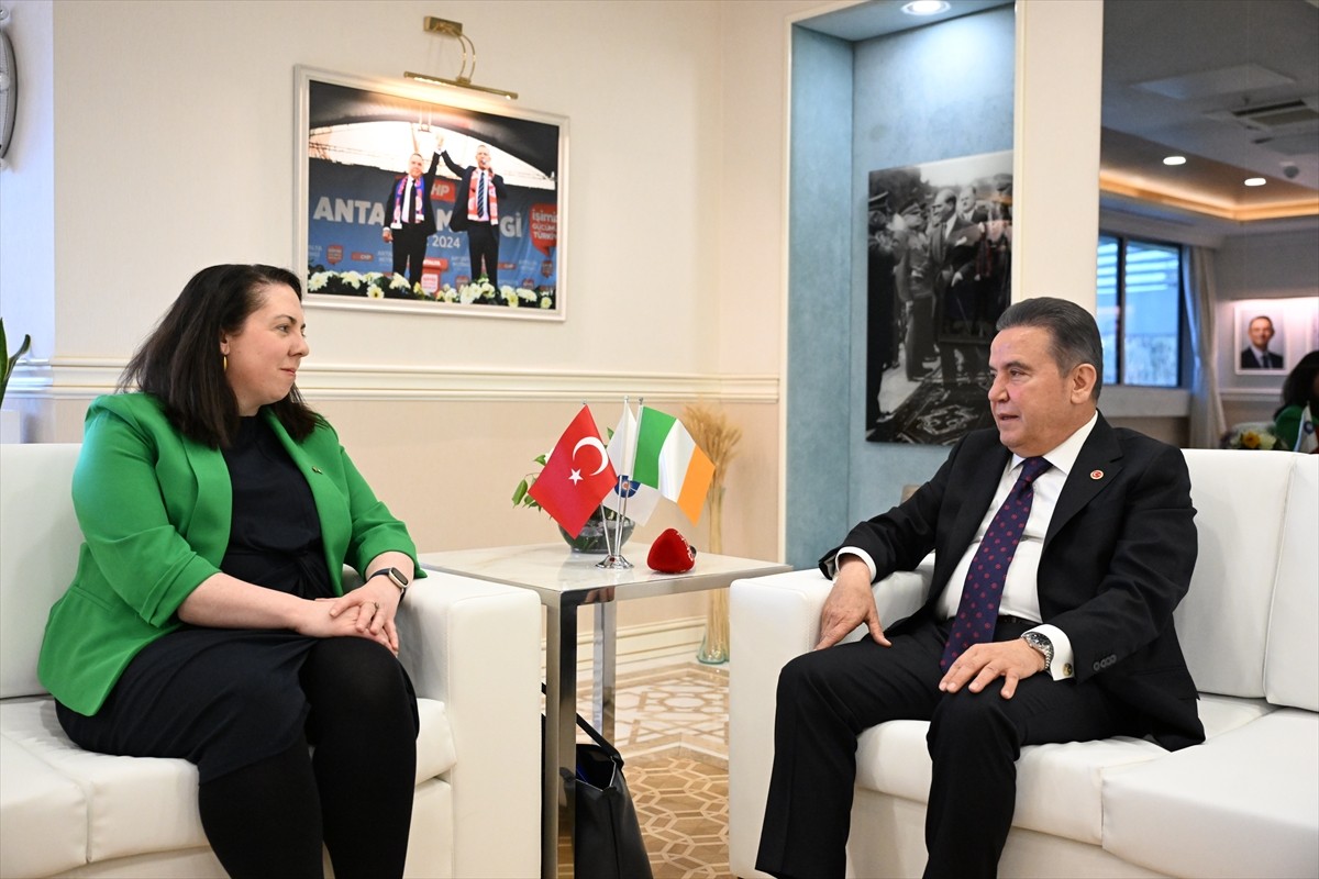 İrlanda'nın Ankara Büyükelçisi Clare Brosnan (solda), Antalya Büyükşehir Belediye Başkanı Muhittin...