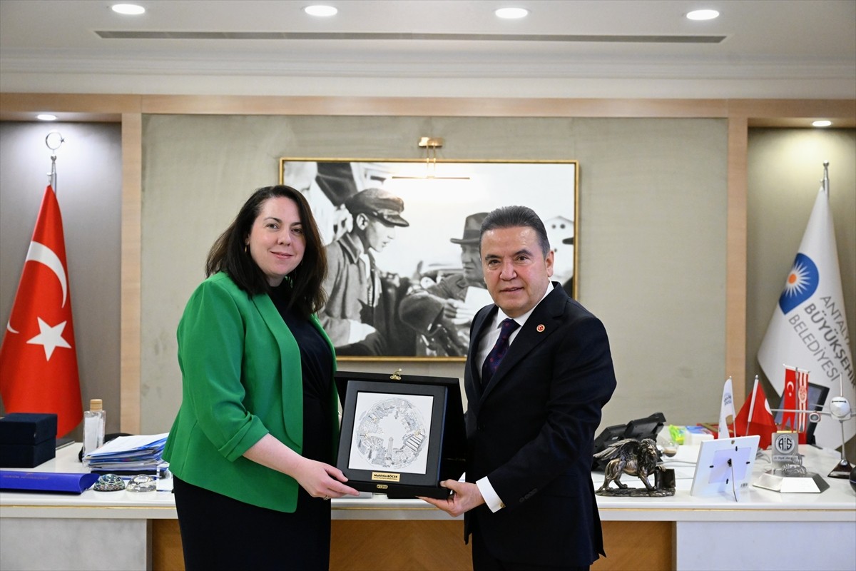 İrlanda'nın Ankara Büyükelçisi Clare Brosnan (solda), Antalya Büyükşehir Belediye Başkanı Muhittin...