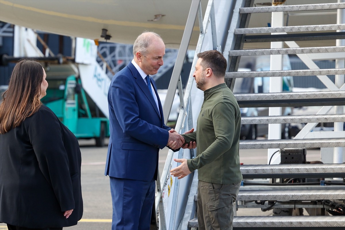 İrlanda Başbakanı Micheal Martin, İrlanda'nın Shannon Havalimanı'nda Ukrayna Devlet Başkanı...