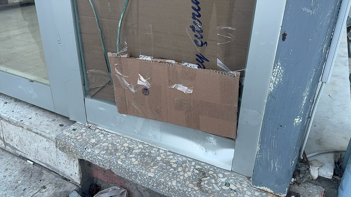 Isparta'da bir berber dükkanının alkollü oldukları iddia edilen 2 kişi tarafından taşlandı. Dükkan...