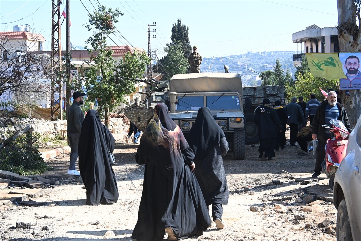İsrail'in Lübnan'ın güneyindeki Aytarun beldesinden çekilmesinin ardından Lübnan ordusuna bağlı...