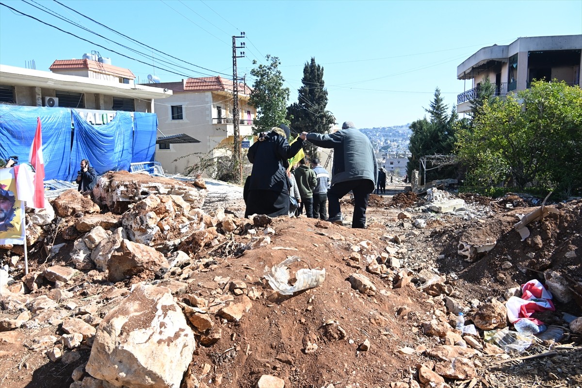 İsrail'in Lübnan'ın güneyindeki Aytarun beldesinden çekilmesinin ardından Lübnan ordusuna bağlı...