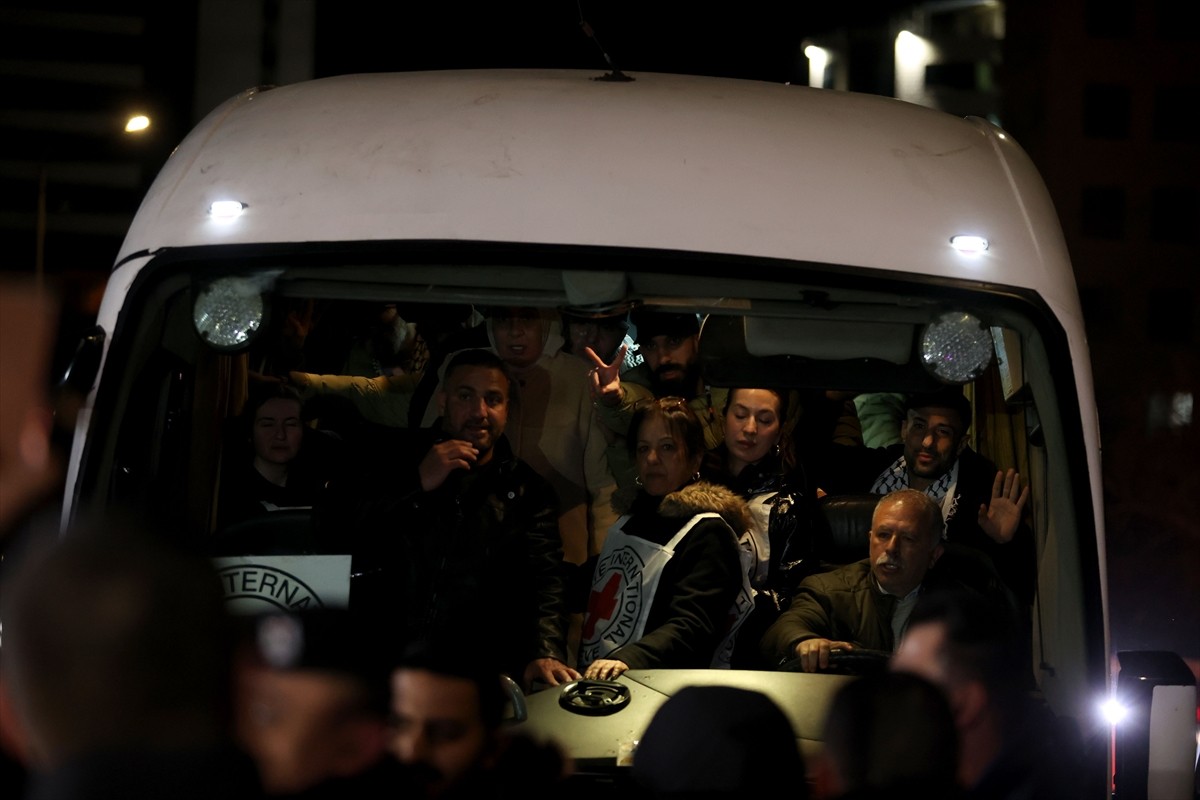 İsrail'in serbest bıraktığı Filistinli esirler, işgal altındaki Batı Şeria'nın Ramallah kentinde...