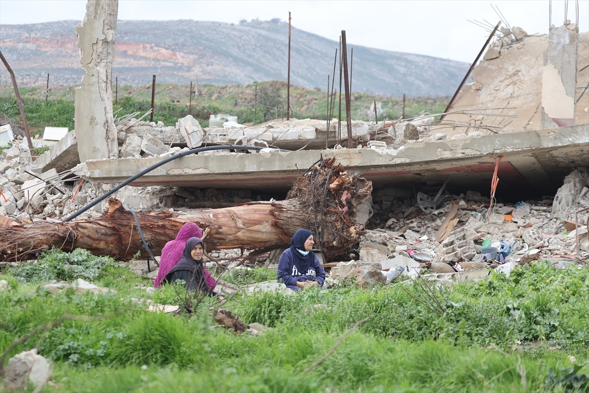 İsrail, Lübnan'ın güneyinde işgal ettiği beldelerden çekilirken buradaki tüm evleri yıkarak ya da...