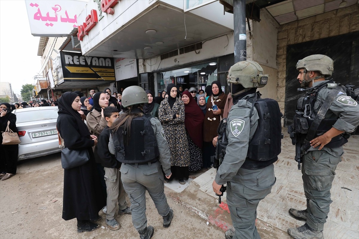 İsrail ordusu, işgal altındaki Batı Şeria'nın kuzeyinde yer alan Cenin Mülteci Kampı'nda binlerce...