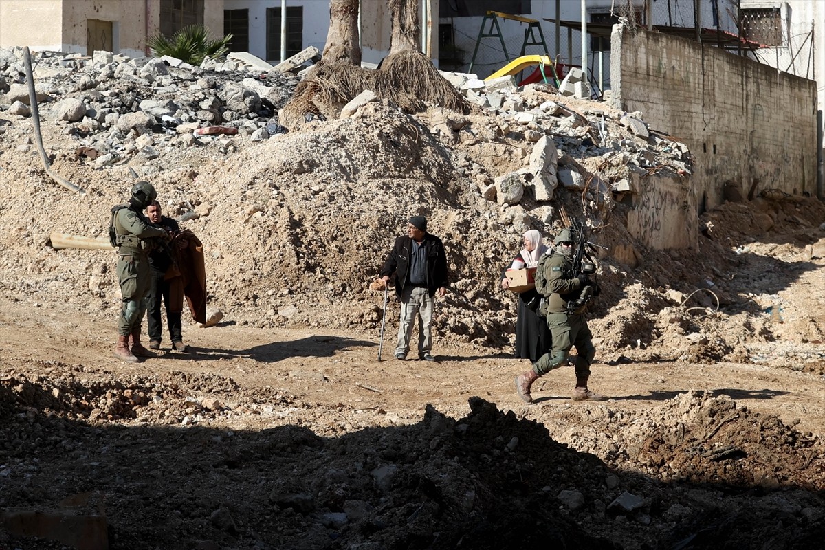 İsrail ordusu, işgal altındaki Batı Şeria'nın Tulkerim kentinin doğusunda bulunan Nur Şems Mülteci...