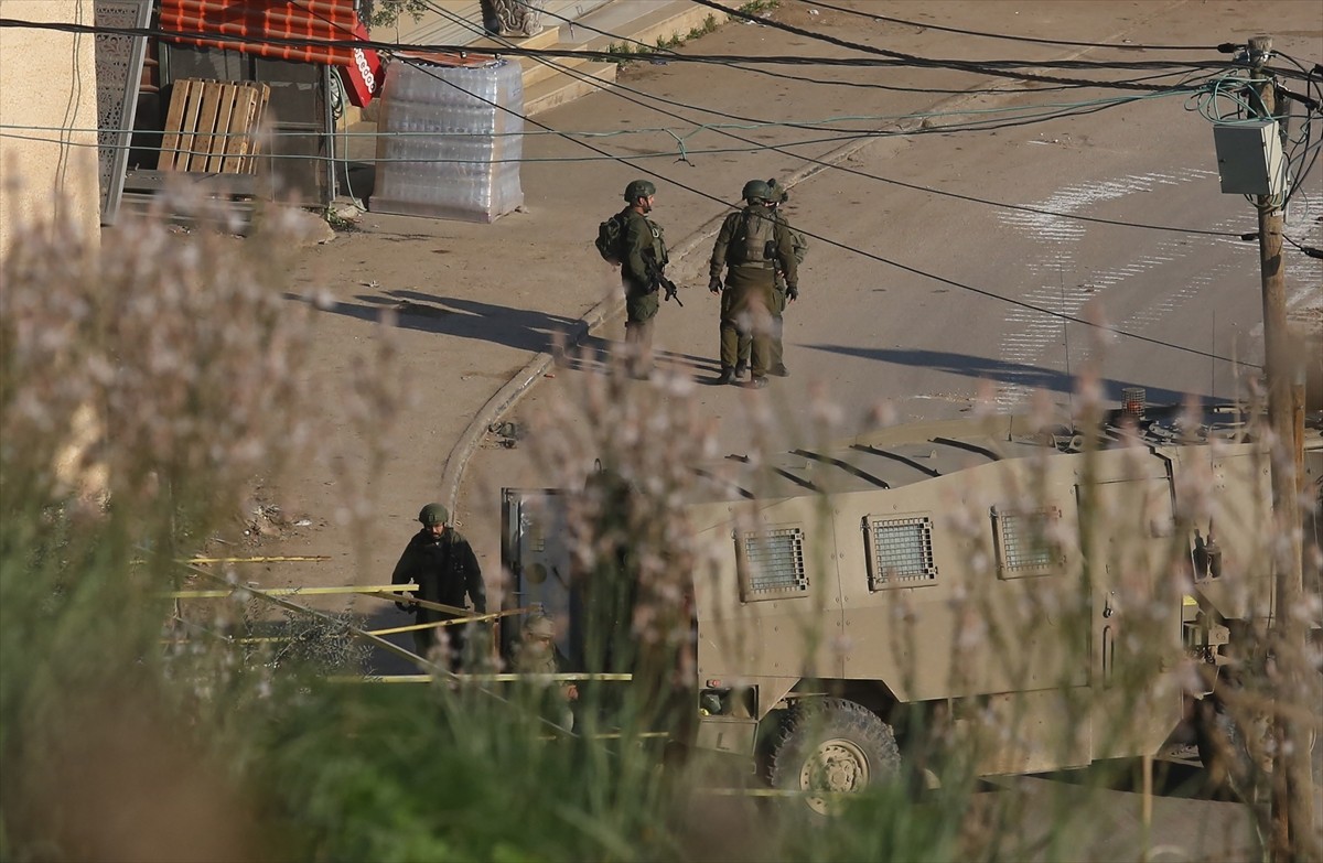 İsrail ordusu, onlarca askeri araç ve buldozer eşliğinde Tubas kentine bağlı Faria Mülteci...