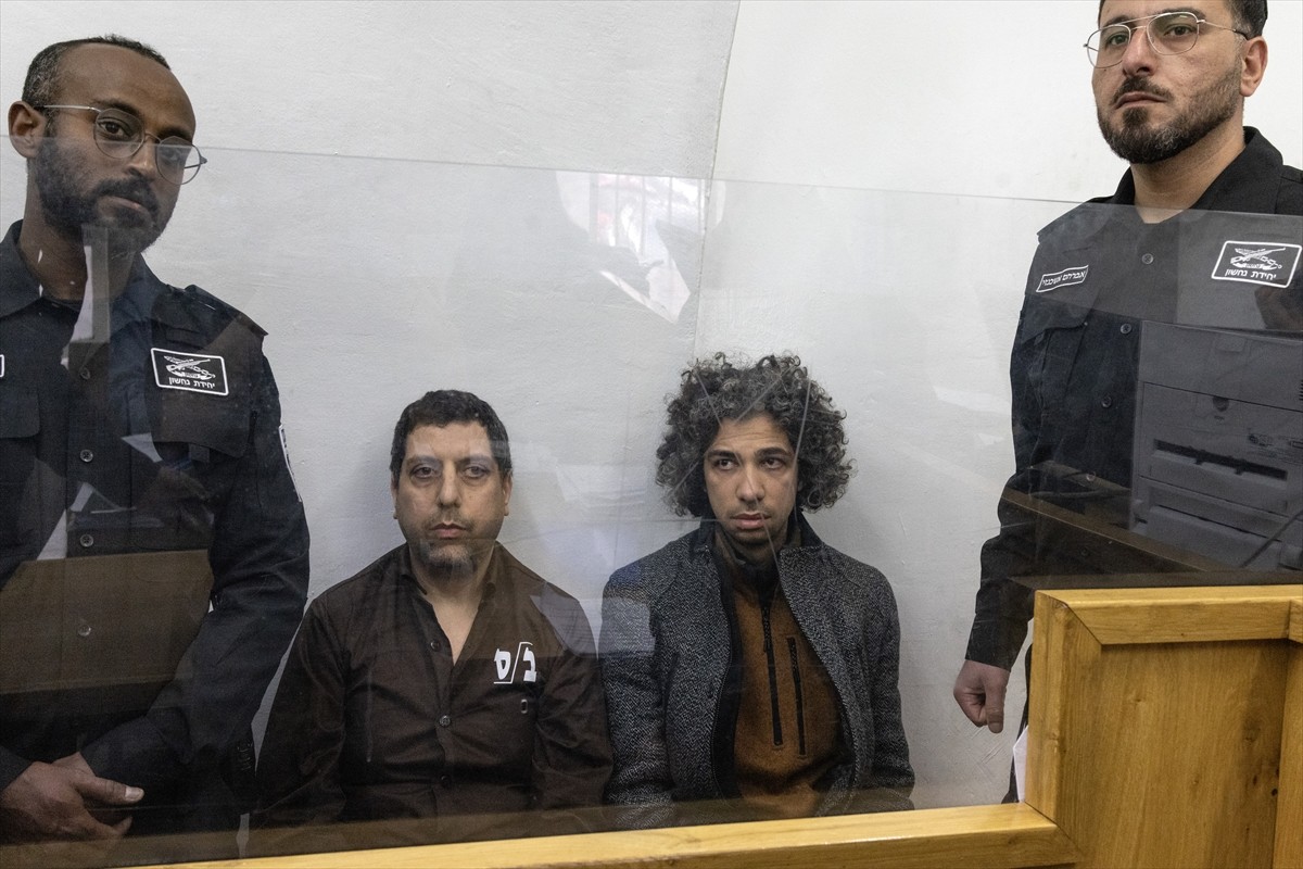 İsrail polisi, işgal altındaki Doğu Kudüs'te yer alan 2 kitapçıyı basarak kitaplara el koydu...