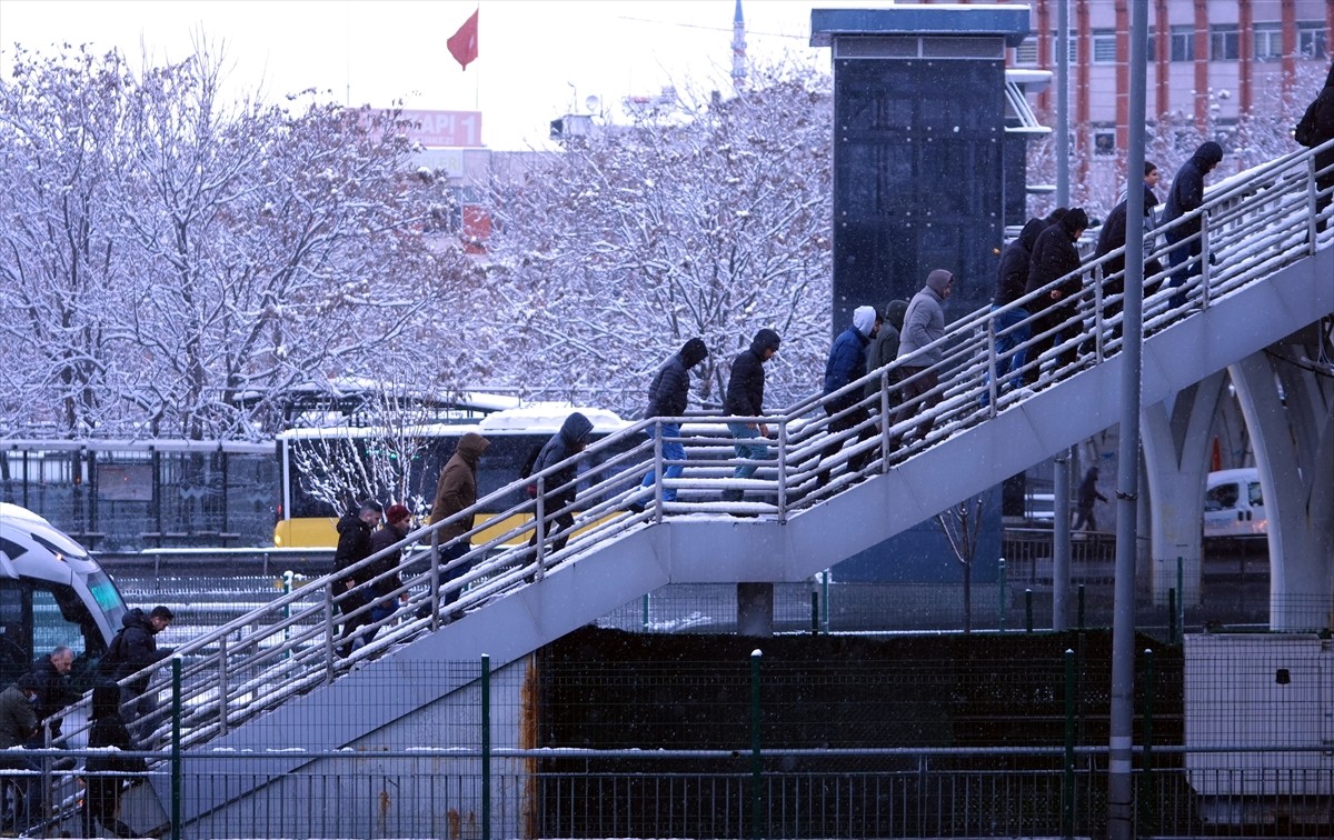 İstanbul'da aralıklarla devam eden kar yağışı, Cevizlibağ çevresinde etkili oldu. Vatandaşların...