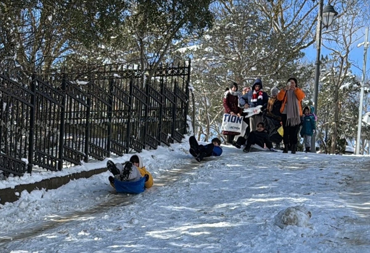İstanbul'da aralıklarla etkisini artırarak devam eden kar yağışının tadını, tatili fırsat bilen...