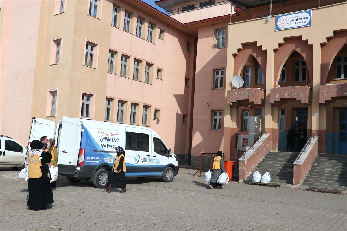  İstanbul'da bir özel okulun öğrencileri, Ağrı'daki köy okulunda eğitim gören çocuklara giysi...