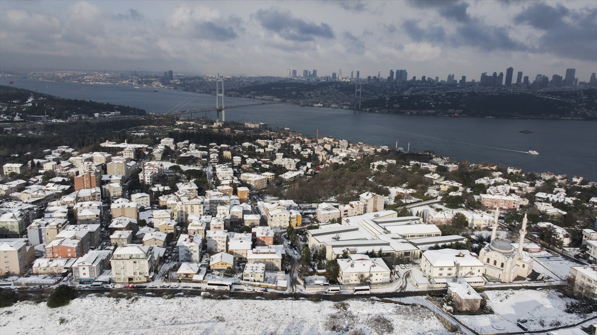 İstanbul'da dünden beri aralıklarla devam eden kar yağışı, kenti beyaza bürüdü.