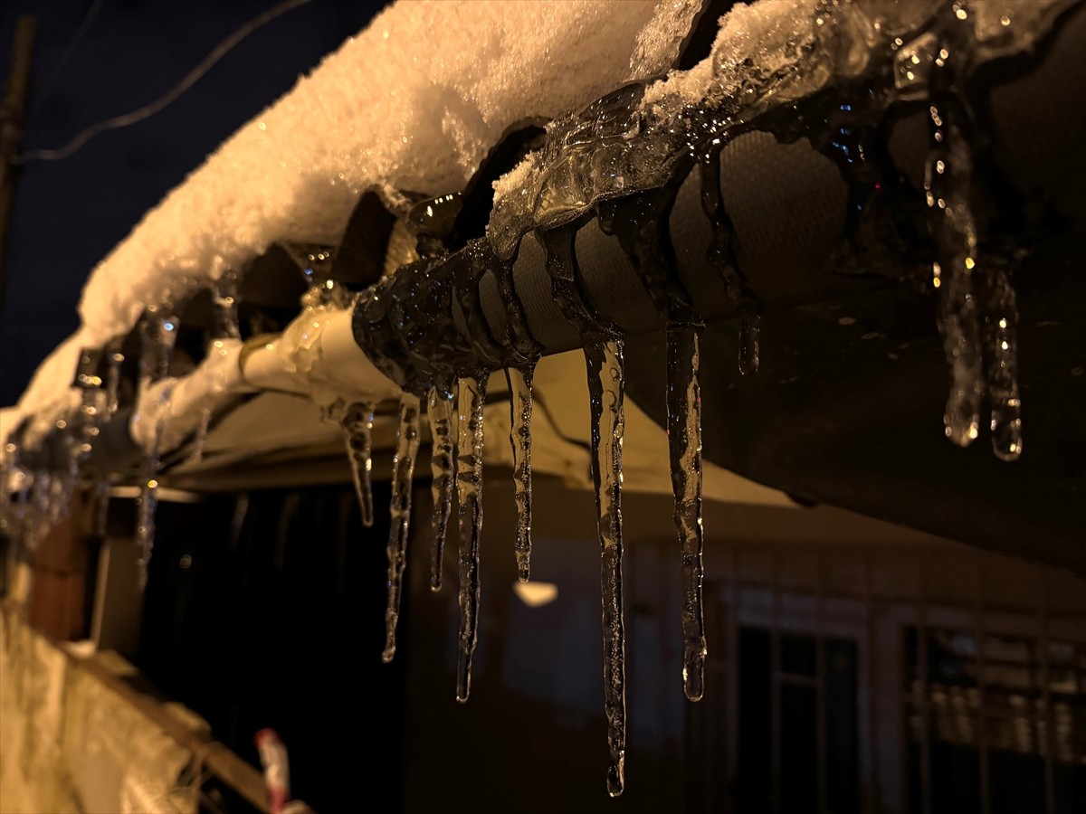 İstanbul'da gece saatlerinde aralıklarla yağan kar bazı ilçelerde şiddetini artırırken, soğuk...