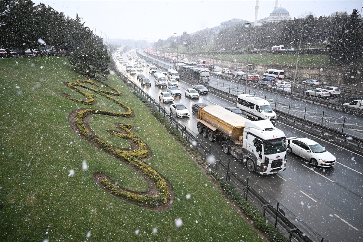 İstanbul'da kar yağışı, öğle saatlerinden itibaren etkisini sürdürmeye devam ediyor. Anadolu...