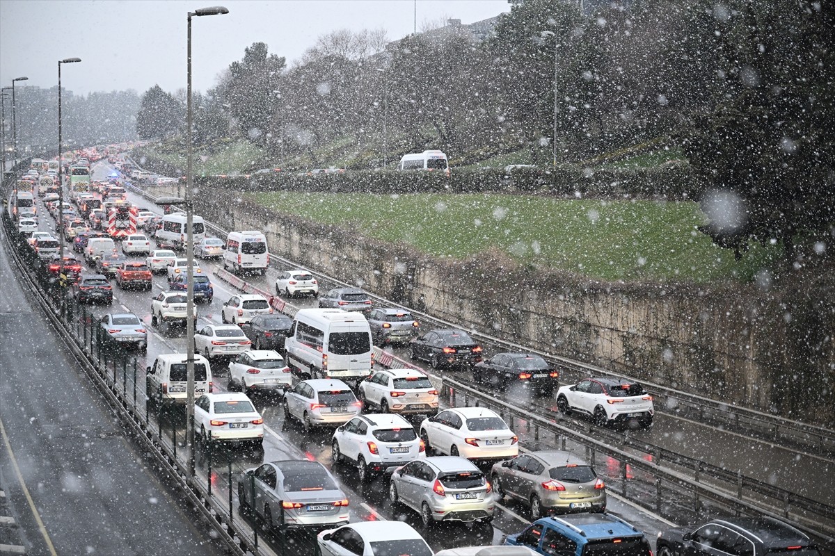 İstanbul'da kar yağışı, öğle saatlerinden itibaren etkisini sürdürmeye devam ediyor. Anadolu...