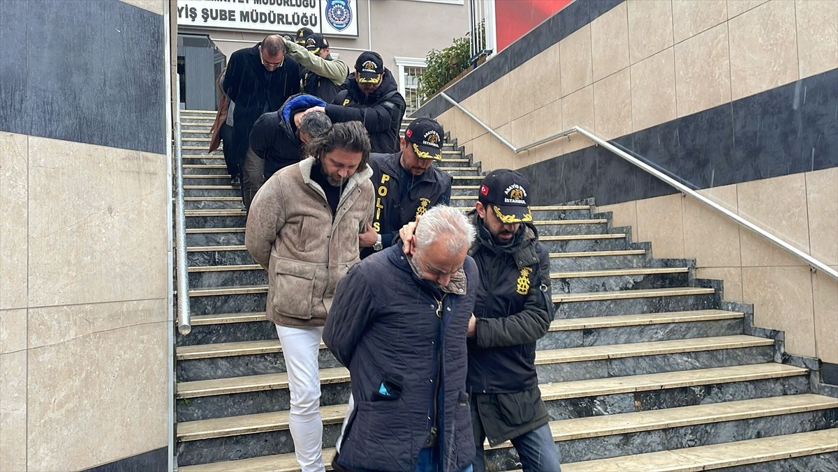 İstanbul'da kendilerini iş insanı olarak tanıtıp yurt dışından ucuza araç getirecekleri vaadiyle...