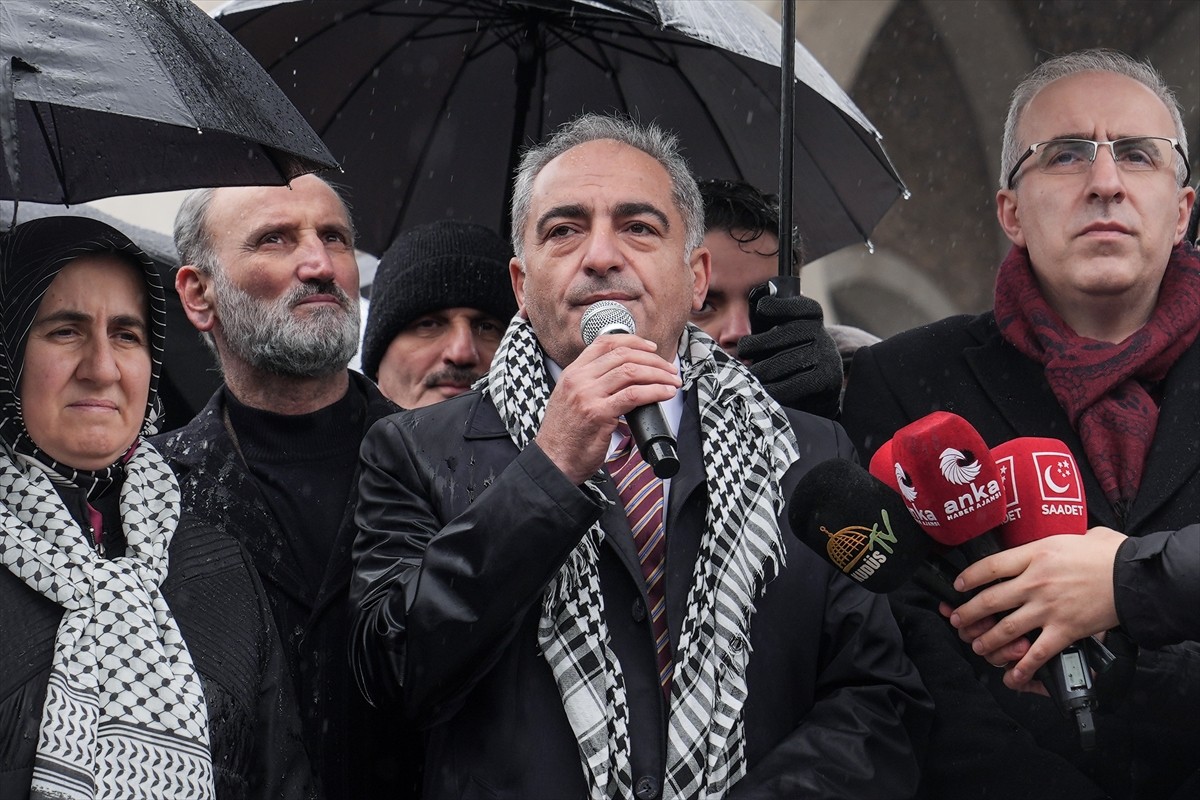 İstanbul'da Saadet Partisi İl Başkanlığı üyeleri, ABD Başkanı Donald Trump'ın Gazze'yi "devralma"...