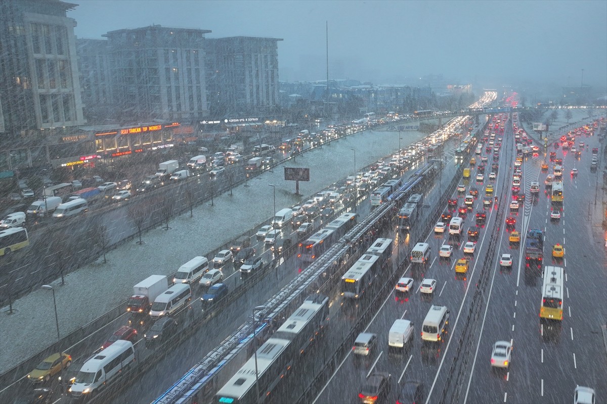 İstanbul'da sabah saatlerinde başlayan kar yağışı etkisini artırırken, kent genelinde yağışa yolda...