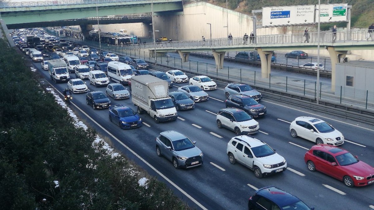 İstanbul'da sabah saatlerinde bazı ara sokaklarda oluşan buzlanmanın da etkisiyle trafik yoğunluğu...
